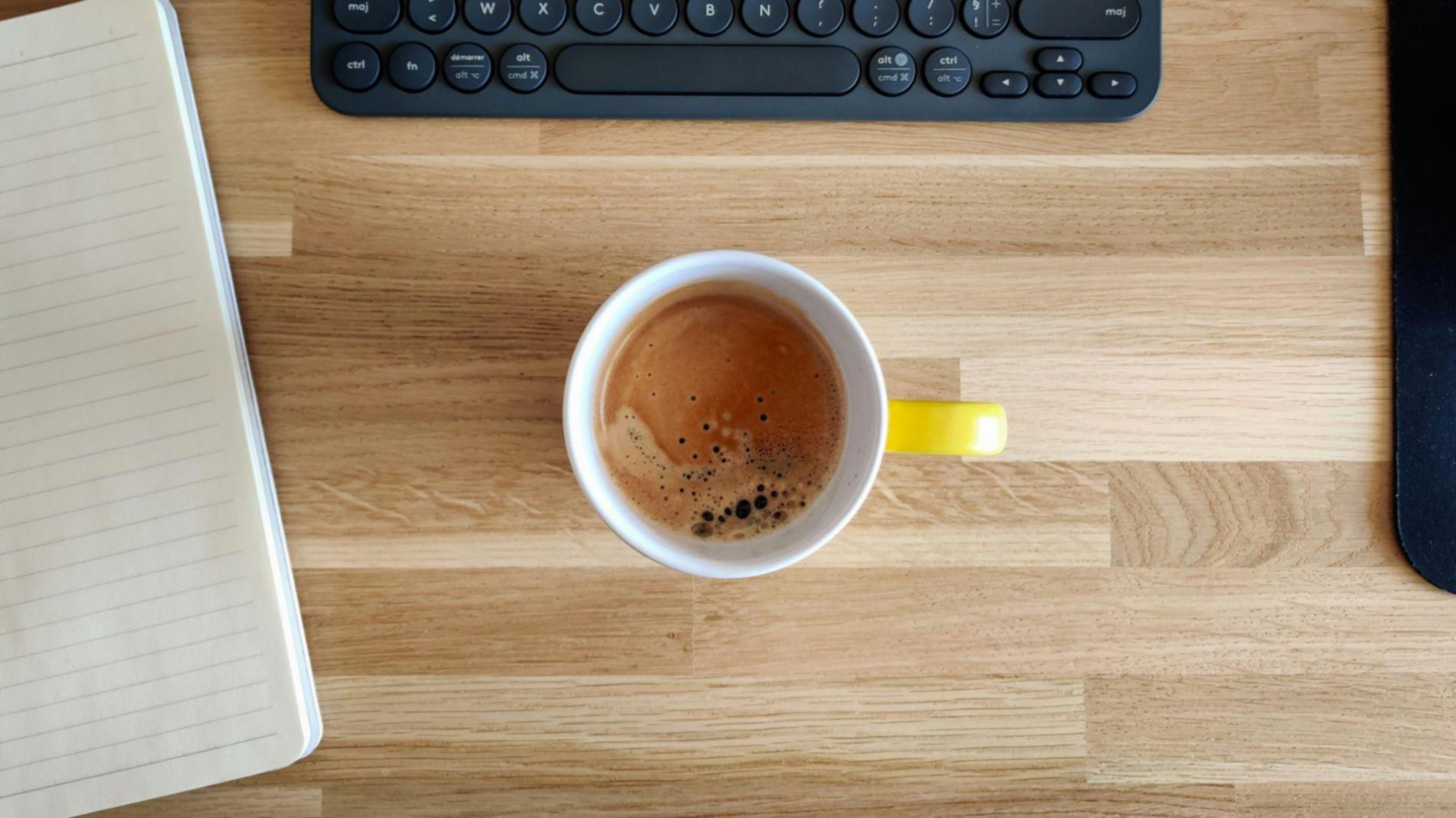 Interface de suivi des résultats financiers personnalisés avec graphiques d'évolution